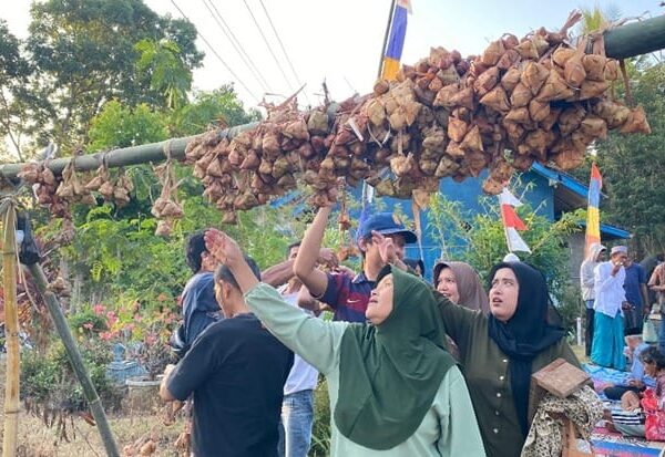 BERSAMA WARGA CIUPAS, MAHASISWA KKN KELOMPOK 09 UNUGHA BERPARTISIPASI DALAM TRADISI KUPATAN REBO WEKASAN