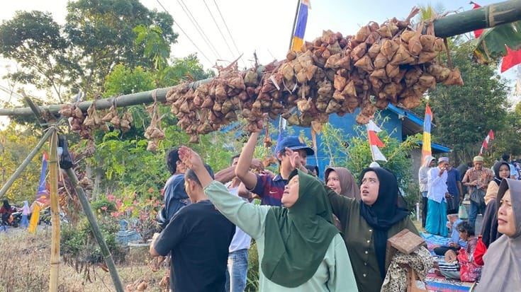 BERSAMA WARGA CIUPAS, MAHASISWA KKN KELOMPOK 09 UNUGHA BERPARTISIPASI DALAM TRADISI KUPATAN REBO WEKASAN